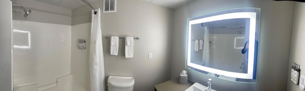 Holiday Inn Express & Suites Marquette By Ihg Exterior foto