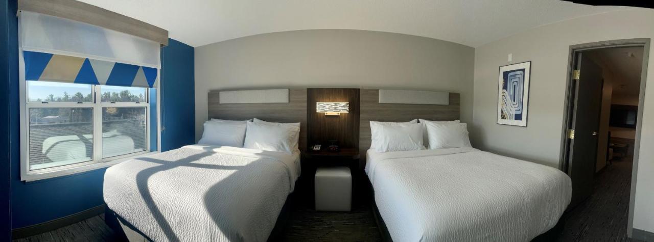 Holiday Inn Express & Suites Marquette By Ihg Exterior foto