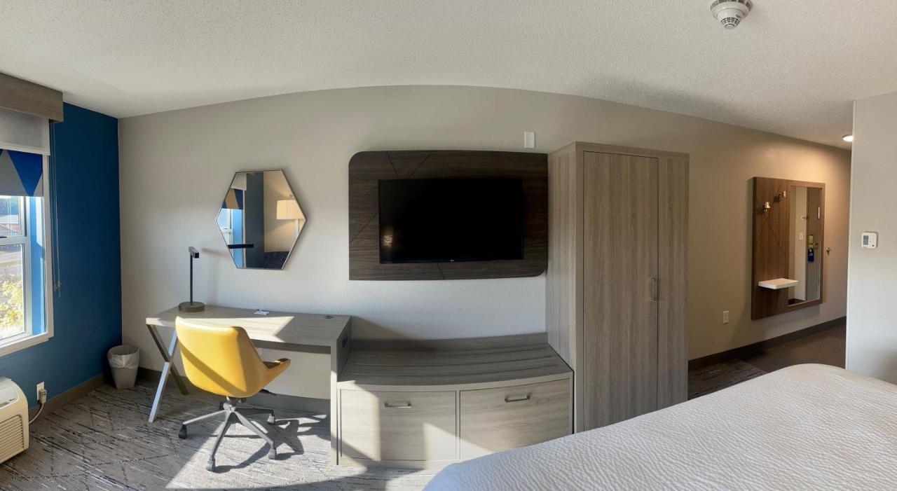 Holiday Inn Express & Suites Marquette By Ihg Exterior foto
