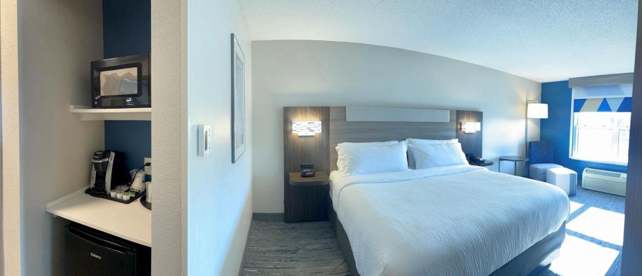 Holiday Inn Express & Suites Marquette By Ihg Exterior foto