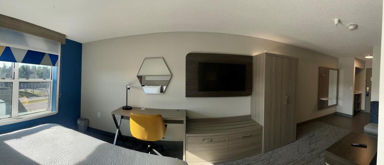Holiday Inn Express & Suites Marquette By Ihg Exterior foto