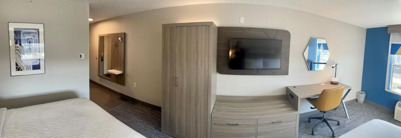 Holiday Inn Express & Suites Marquette By Ihg Exterior foto