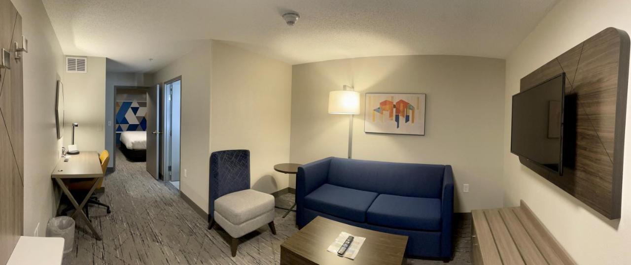 Holiday Inn Express & Suites Marquette By Ihg Exterior foto