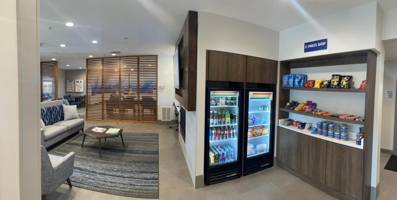 Holiday Inn Express & Suites Marquette By Ihg Exterior foto