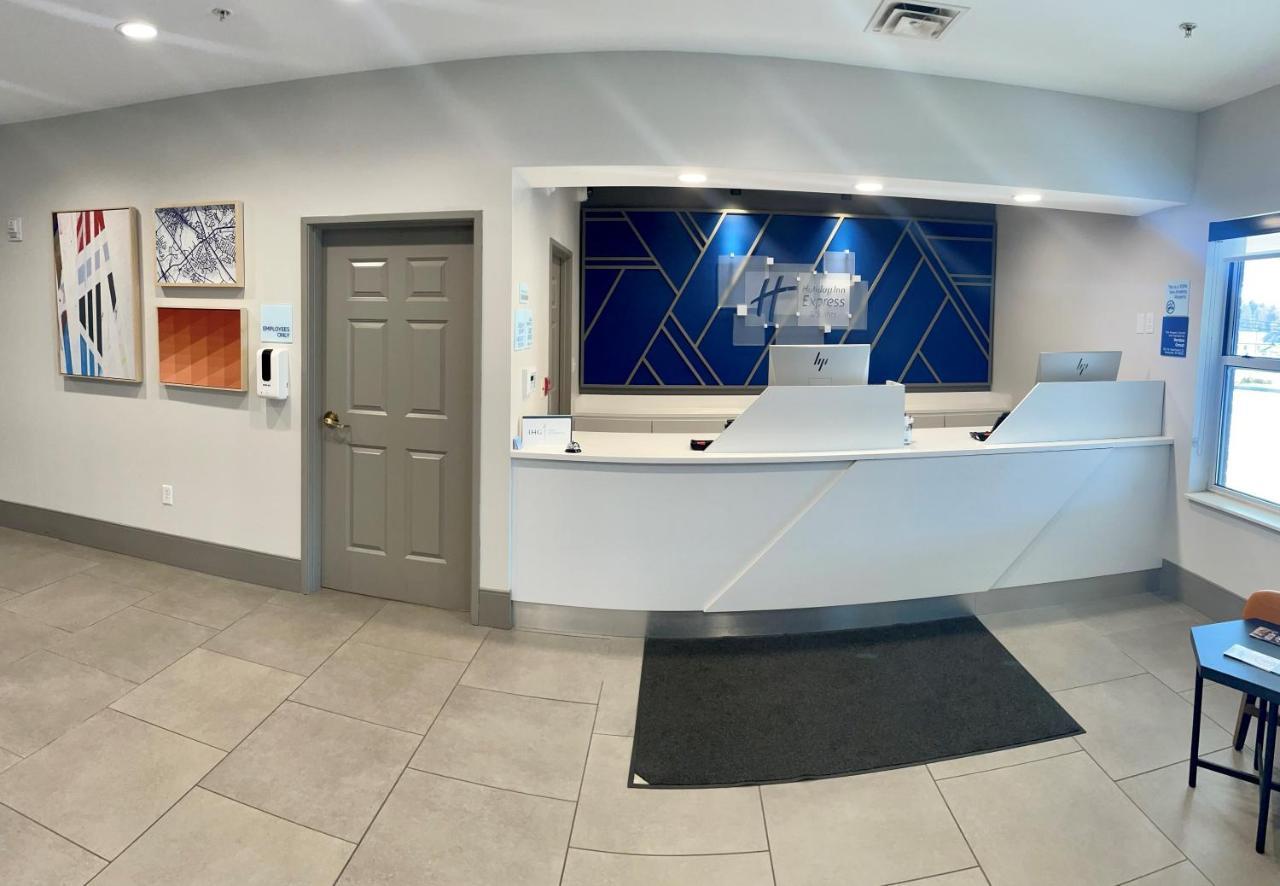 Holiday Inn Express & Suites Marquette By Ihg Exterior foto