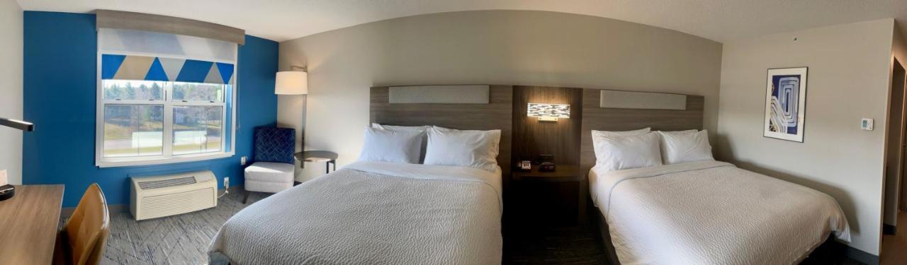 Holiday Inn Express & Suites Marquette By Ihg Exterior foto