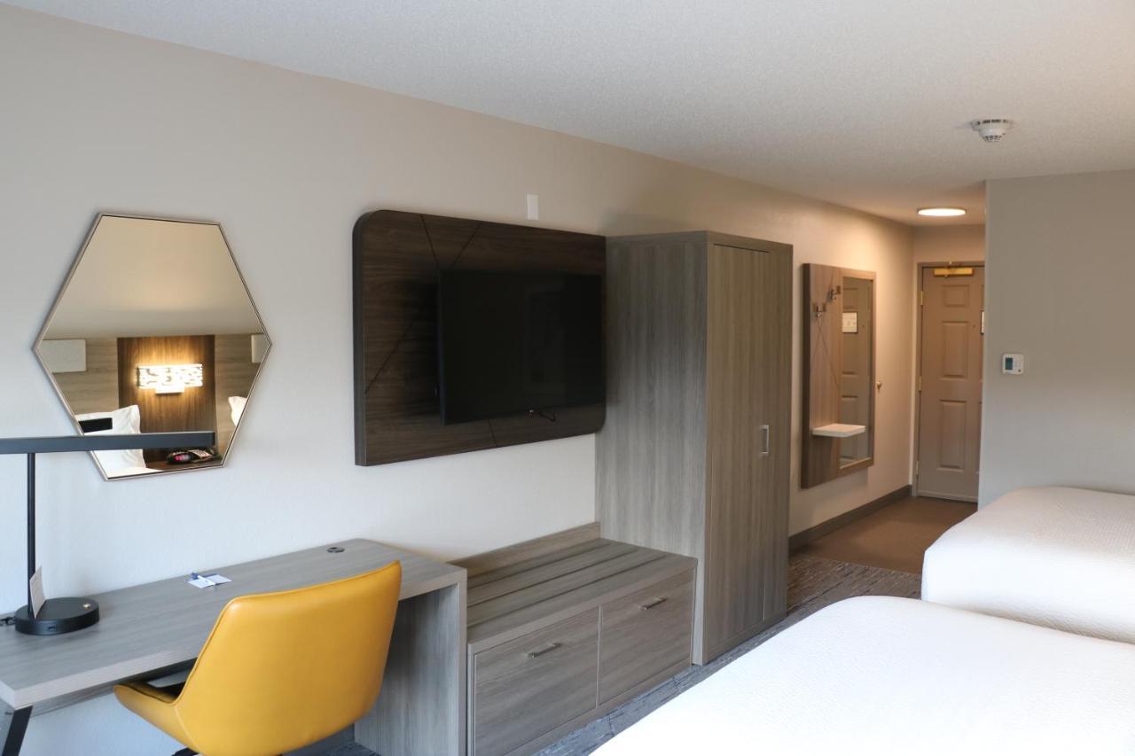 Holiday Inn Express & Suites Marquette By Ihg Exterior foto