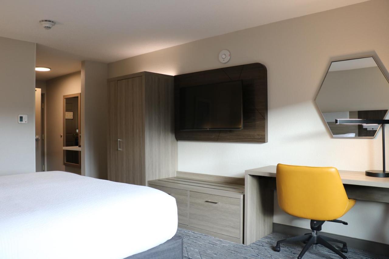 Holiday Inn Express & Suites Marquette By Ihg Exterior foto