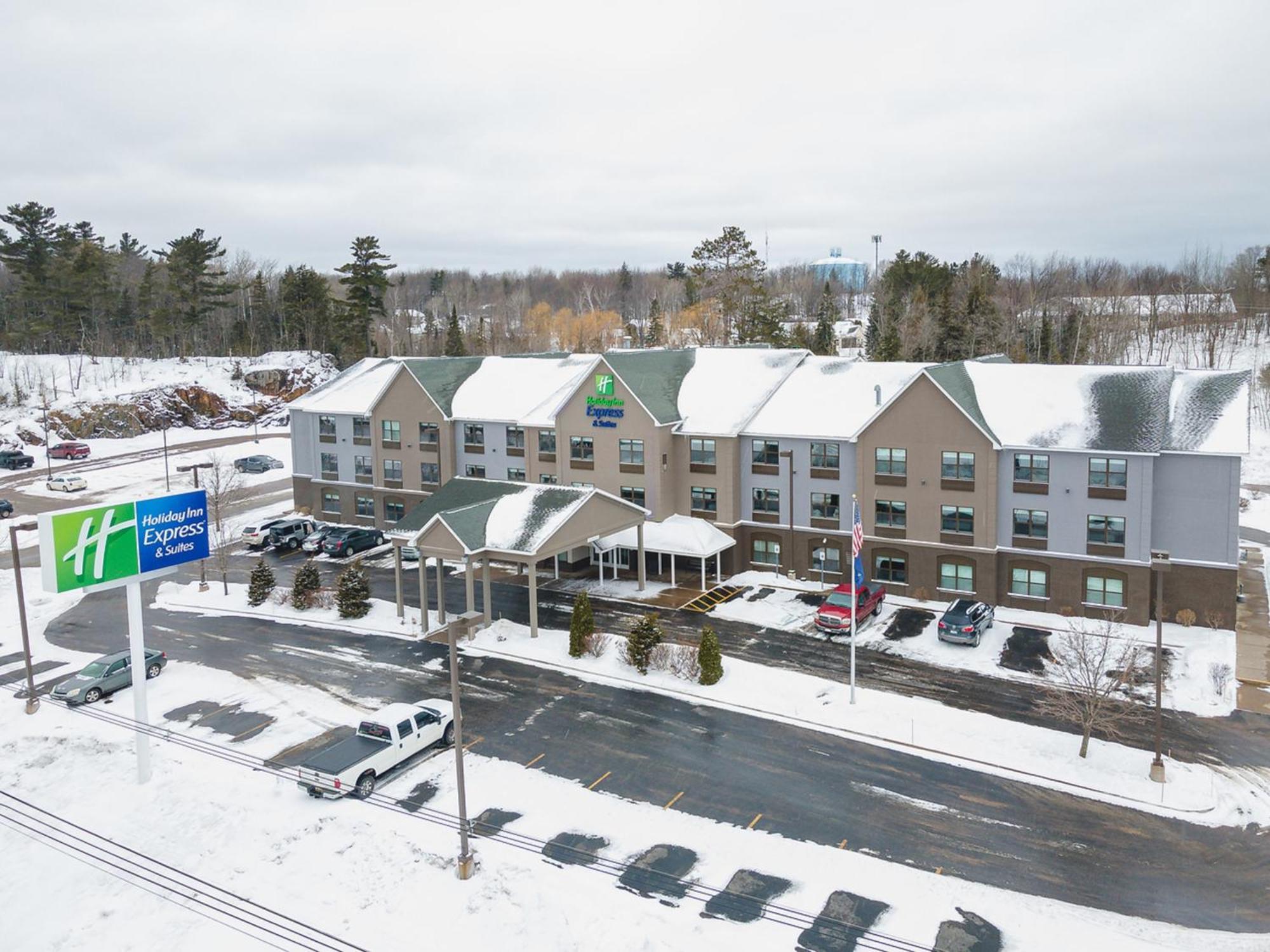 Holiday Inn Express & Suites Marquette By Ihg Exterior foto