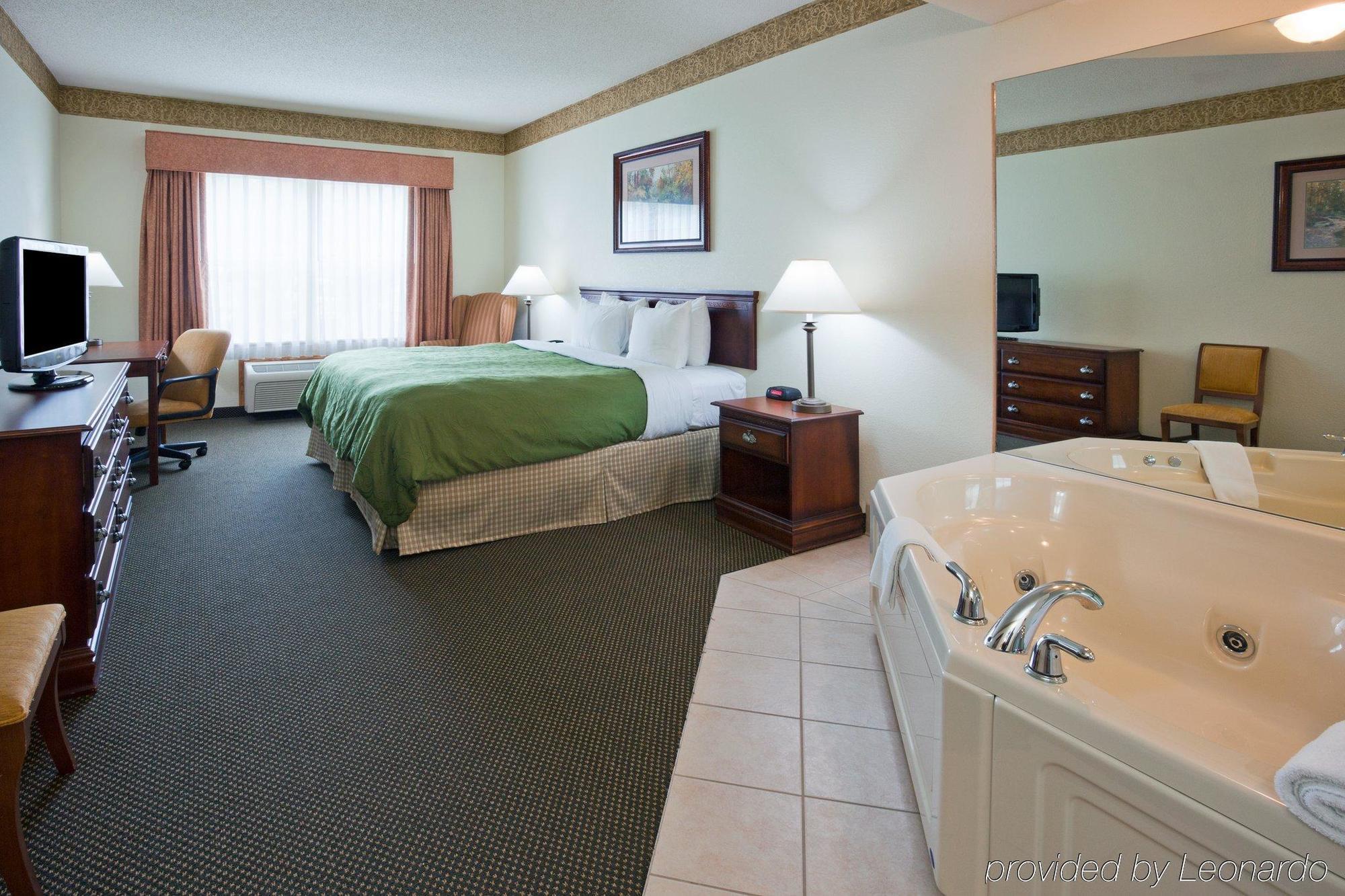 Holiday Inn Express & Suites Marquette By Ihg Exterior foto
