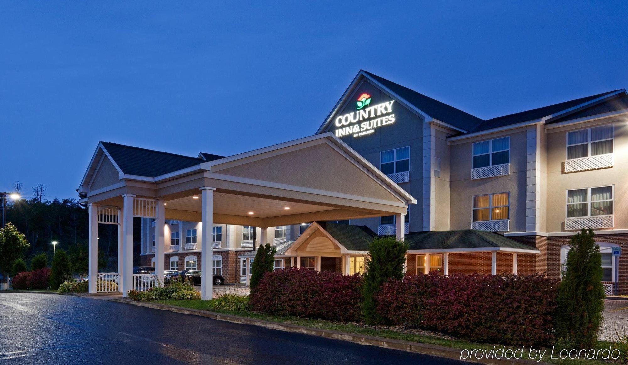 Holiday Inn Express & Suites Marquette By Ihg Exterior foto
