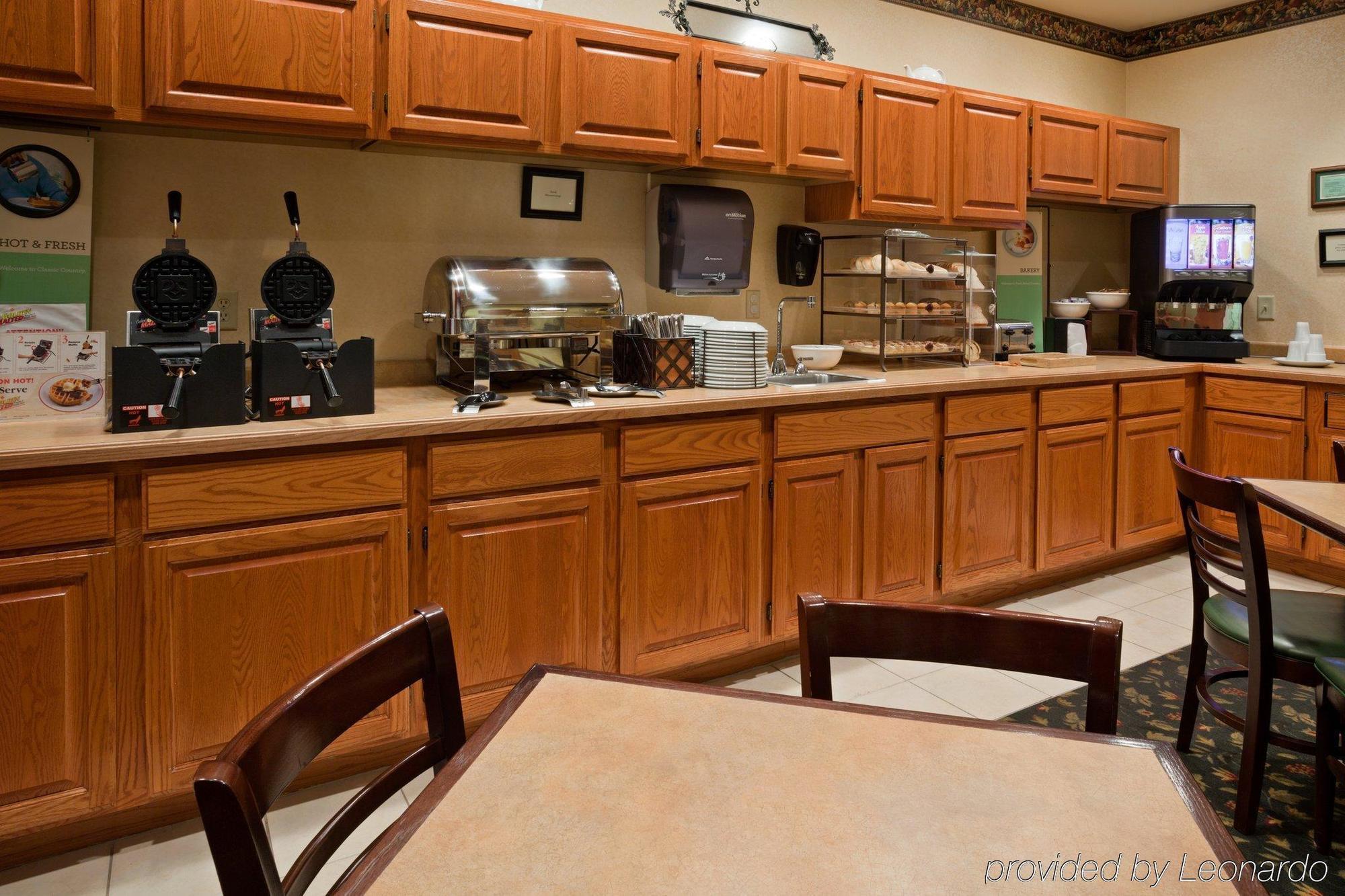Holiday Inn Express & Suites Marquette By Ihg Exterior foto