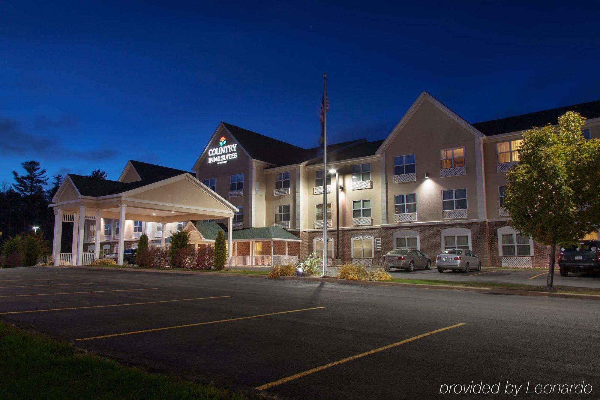 Holiday Inn Express & Suites Marquette By Ihg Exterior foto