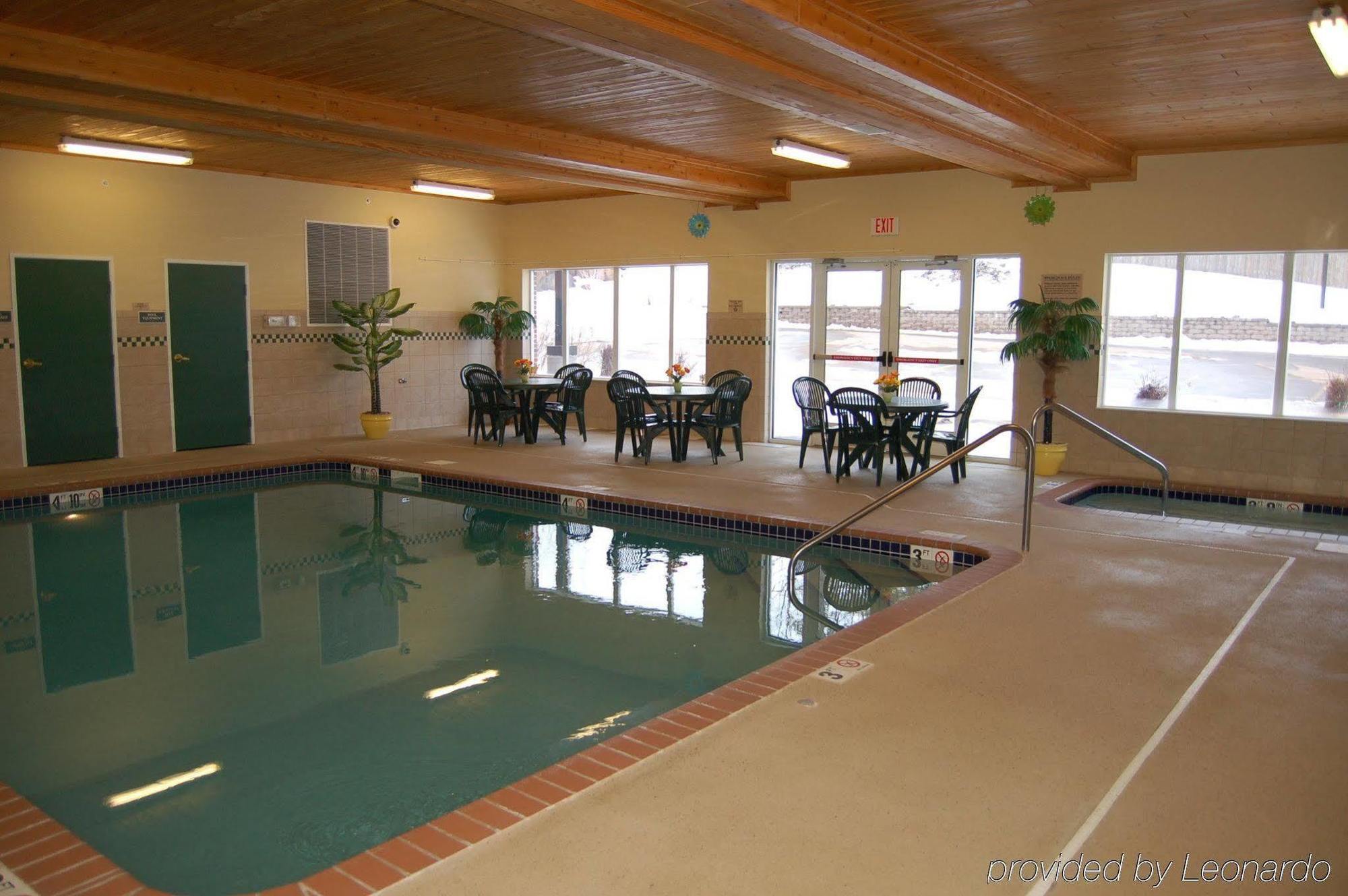 Holiday Inn Express & Suites Marquette By Ihg Exterior foto