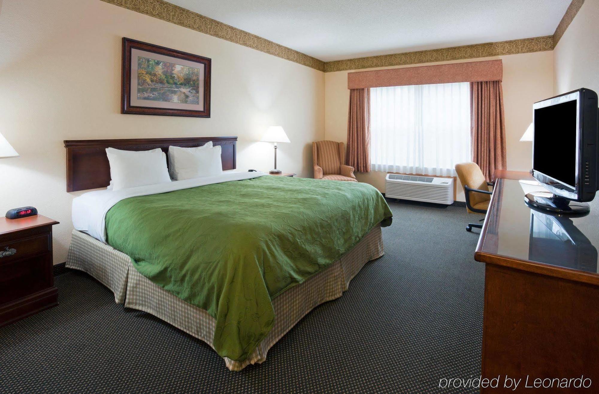Holiday Inn Express & Suites Marquette By Ihg Exterior foto