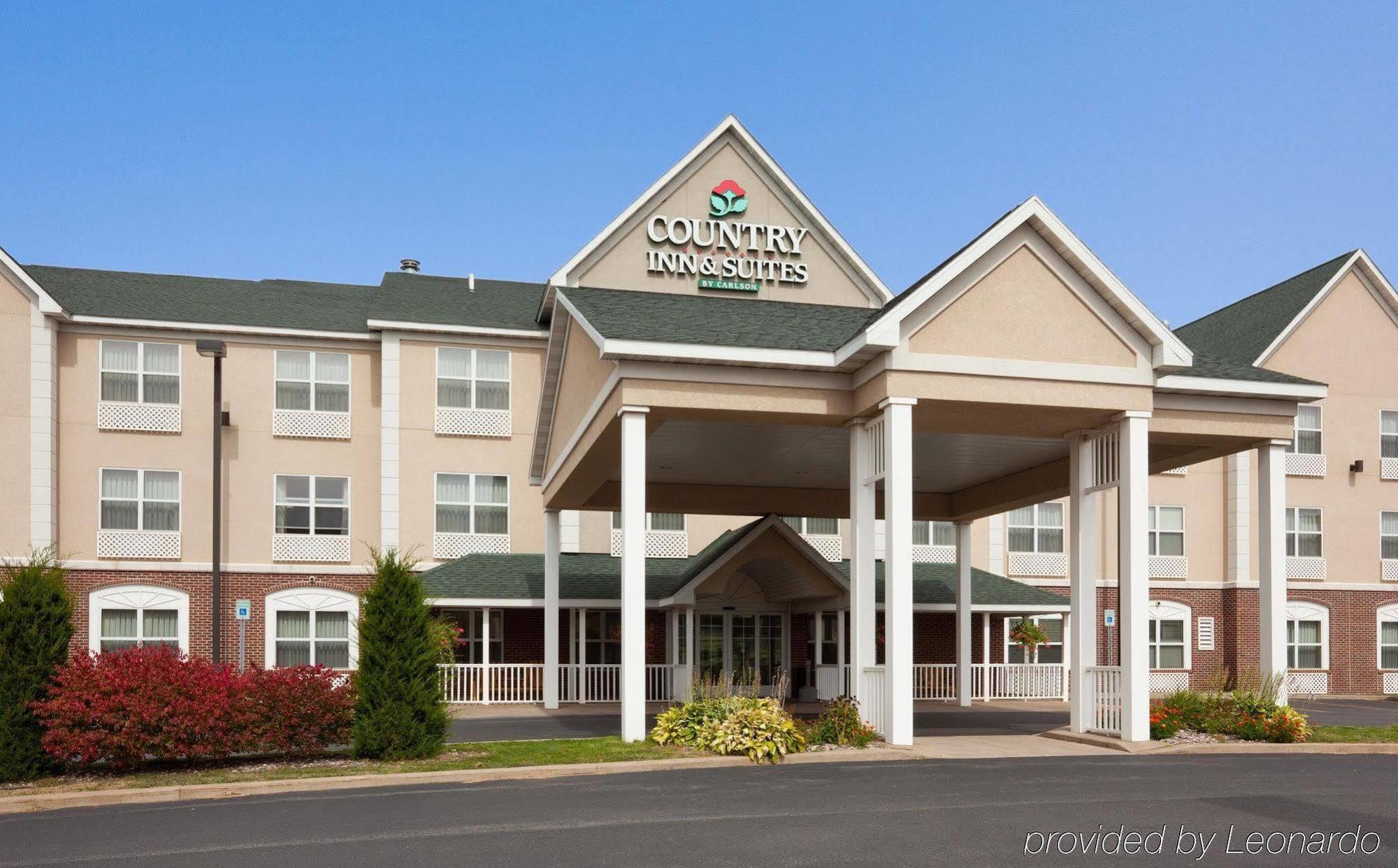 Holiday Inn Express & Suites Marquette By Ihg Exterior foto
