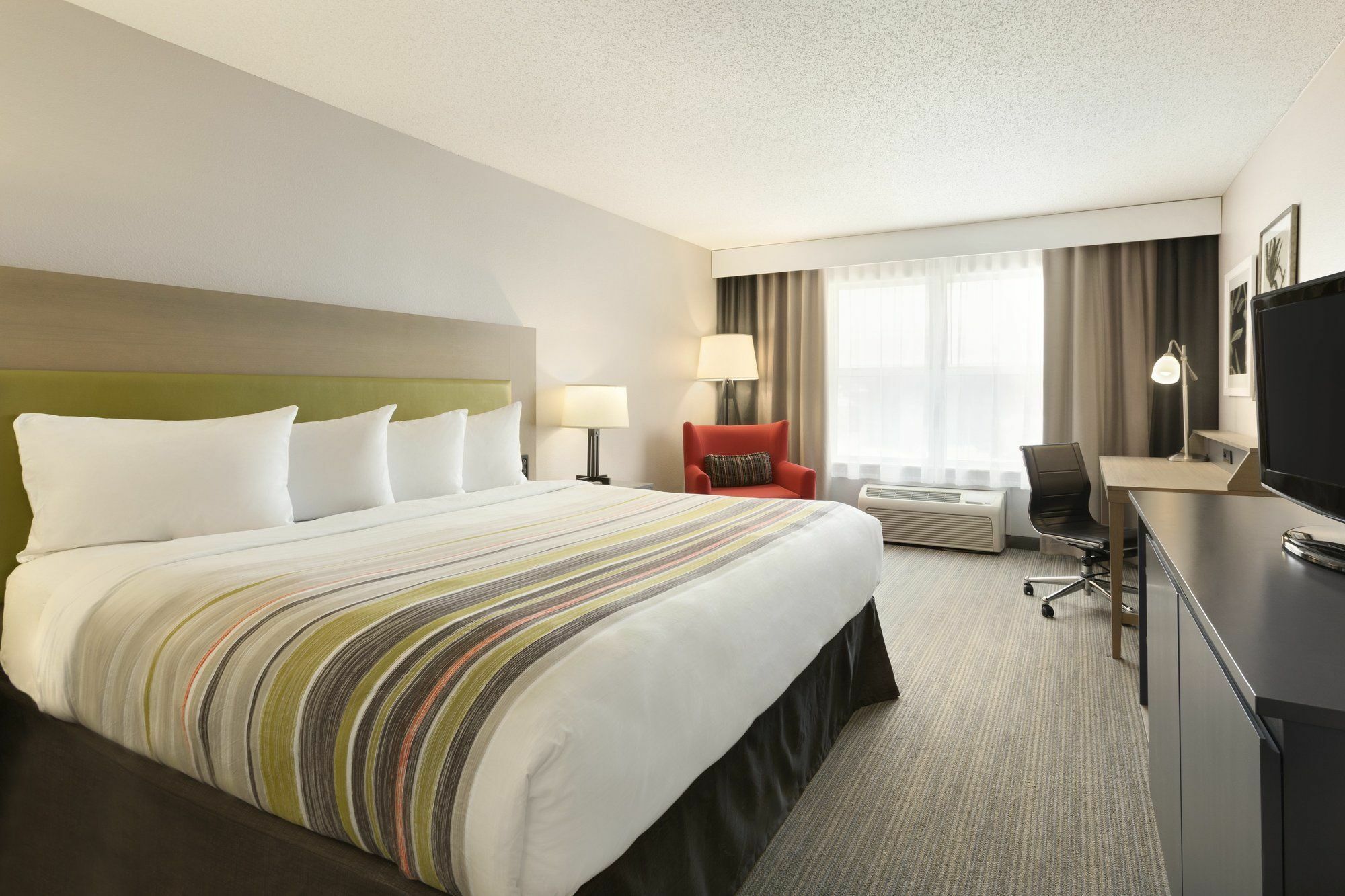 Holiday Inn Express & Suites Marquette By Ihg Exterior foto