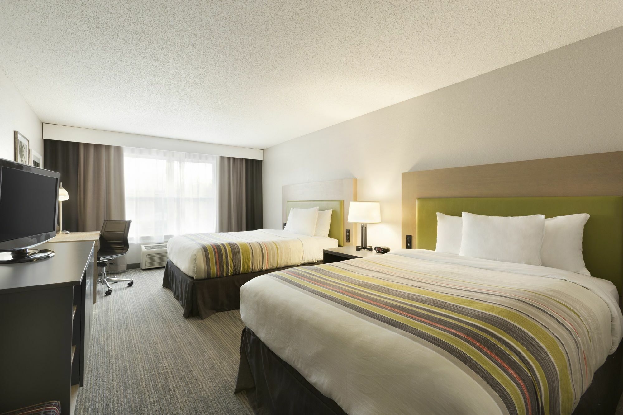 Holiday Inn Express & Suites Marquette By Ihg Exterior foto